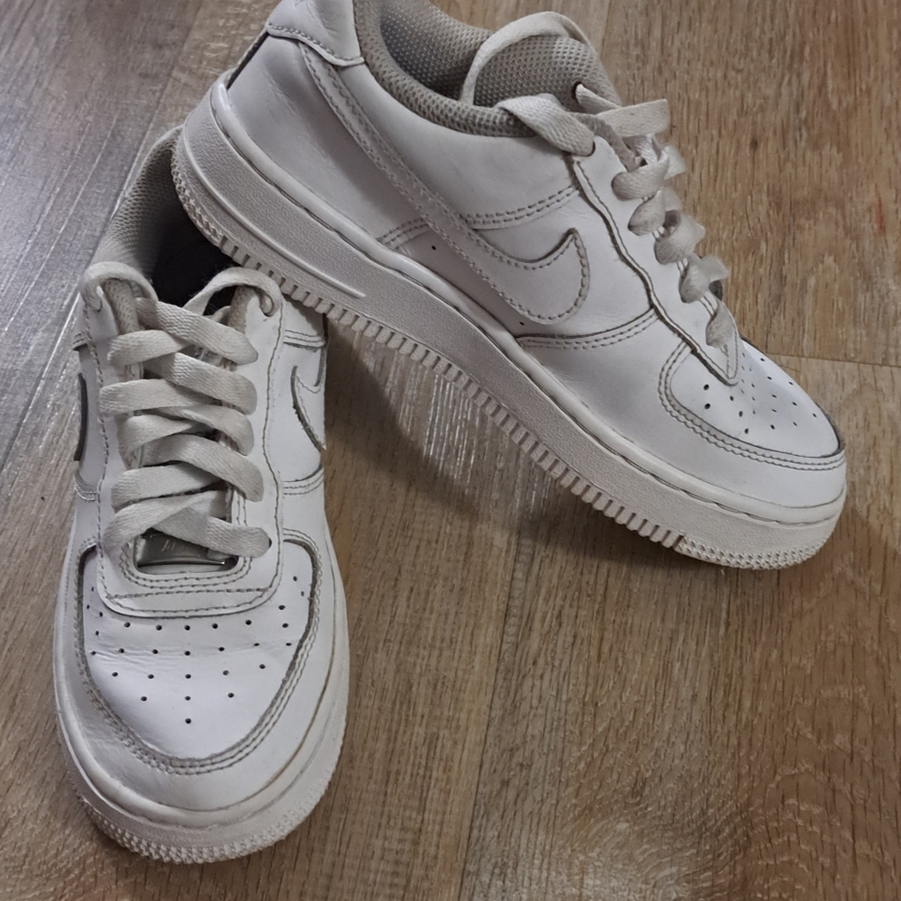 Nike Air Force 1 Triple White Kids Athletic Sneakers Classic Low-Top Size 2Y